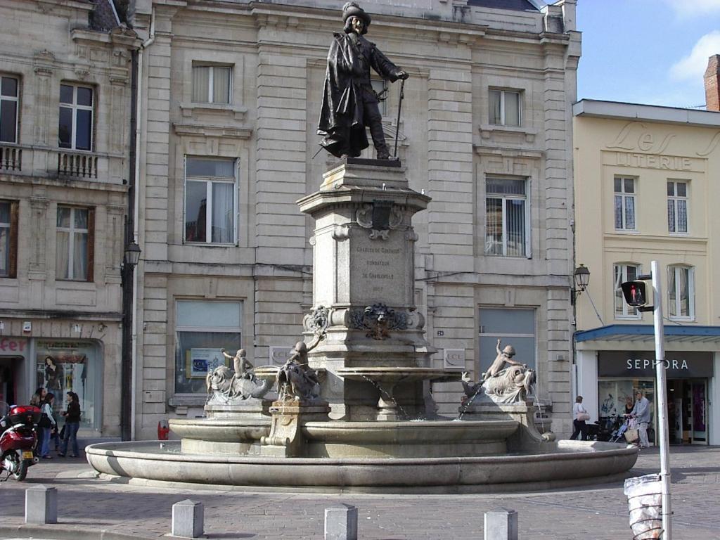 Budget Appart Avec Parking Au Centre-Ville Charleville-Mézières Buitenkant foto