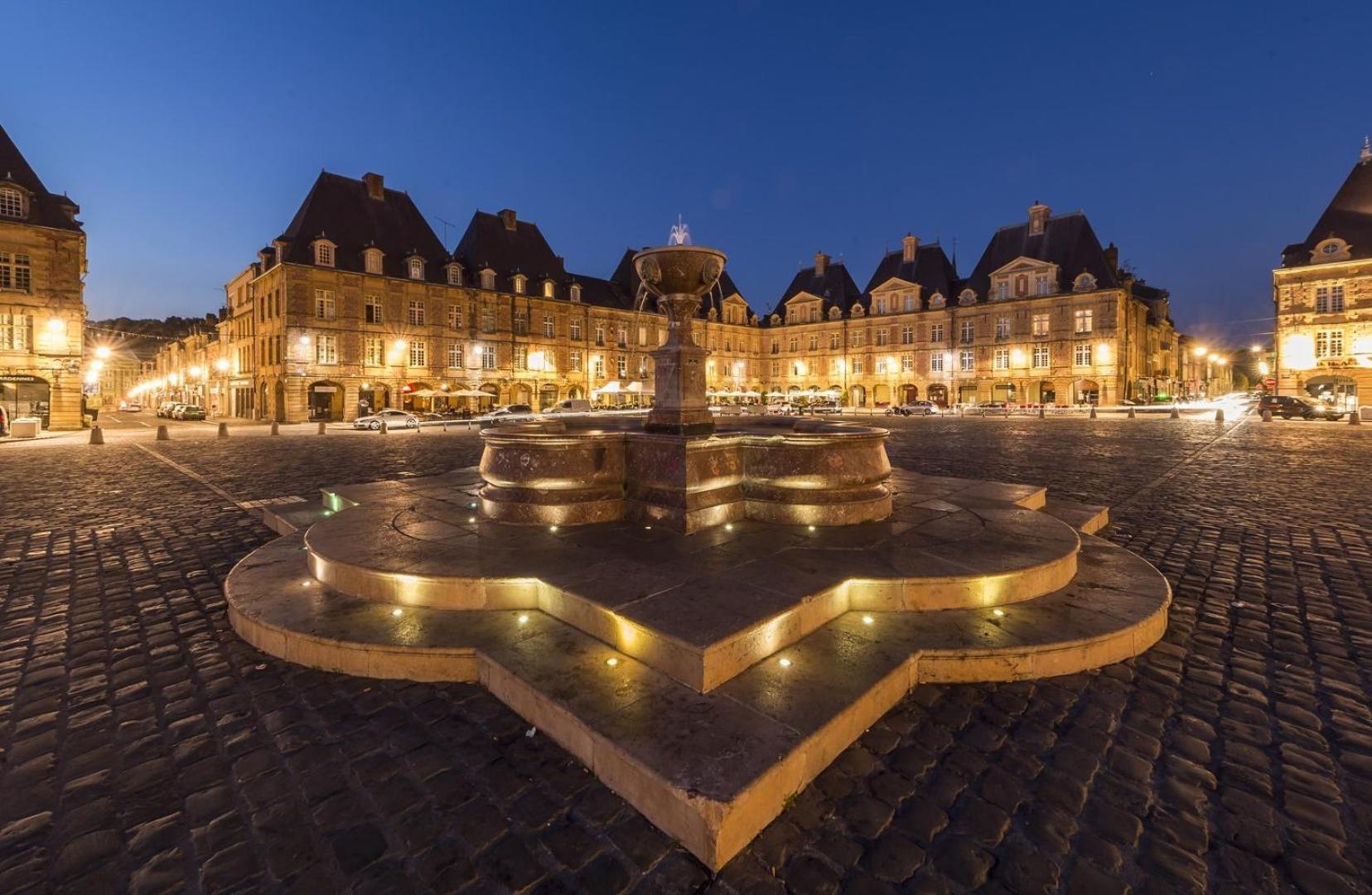 Budget Appart Avec Parking Au Centre-Ville Charleville-Mézières Buitenkant foto